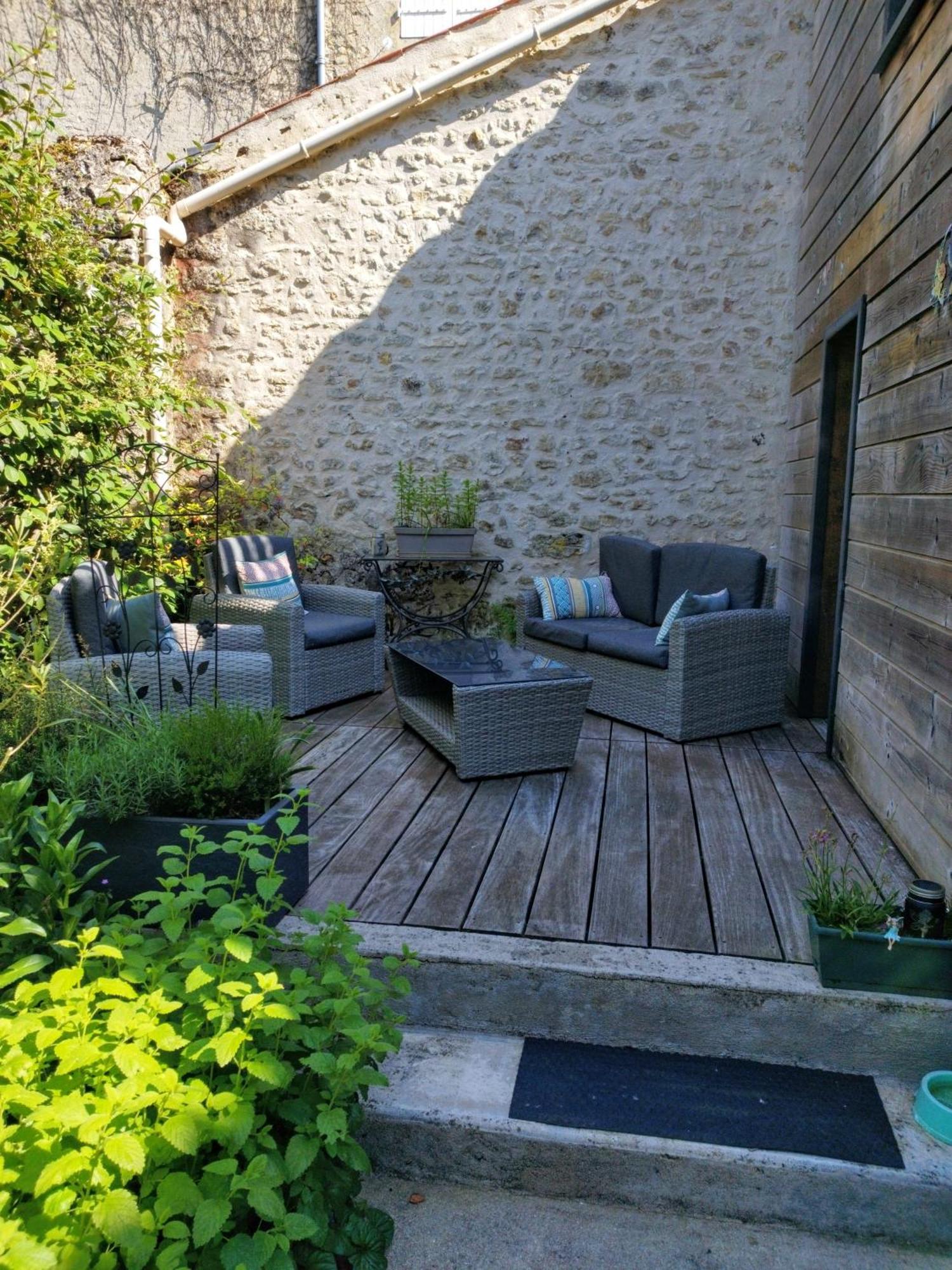 La Loge Des Fees Bed & Breakfast Latille Exterior photo