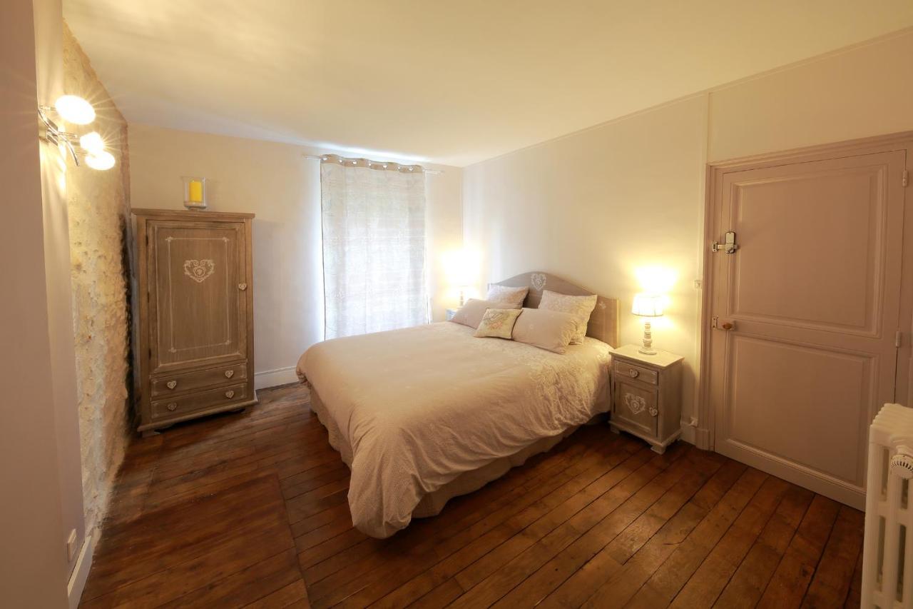 La Loge Des Fees Bed & Breakfast Latille Exterior photo