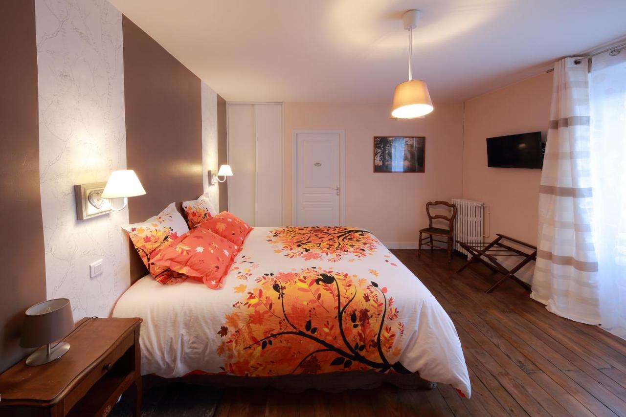 La Loge Des Fees Bed & Breakfast Latille Exterior photo