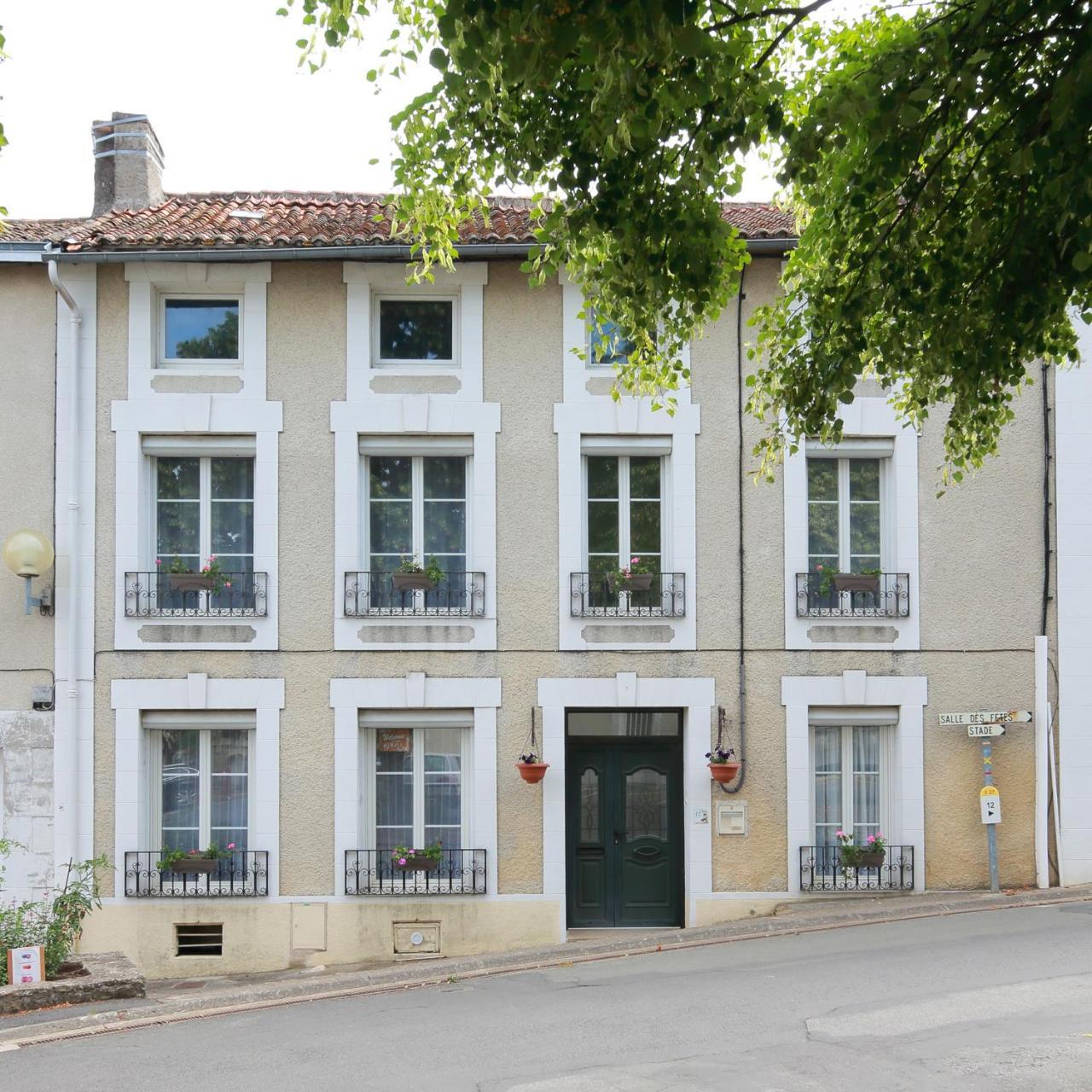 La Loge Des Fees Bed & Breakfast Latille Exterior photo